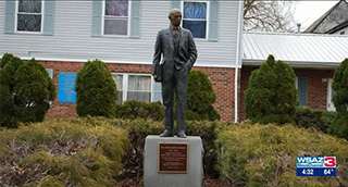  Photo of Carter G. Woodson statue